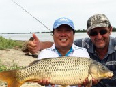 Китайские рыболовы на рыбалке в Астрахани
