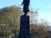 Памятник Виктору Степановичу Хользунову на набережной в Волгограде