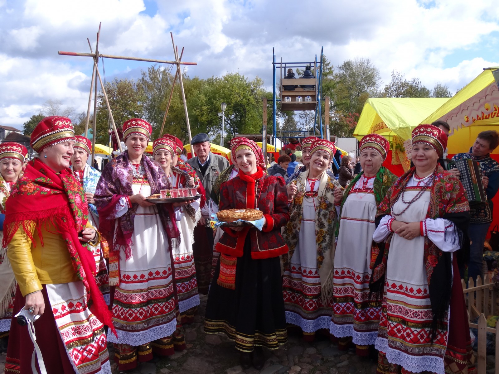 туристы в суздале